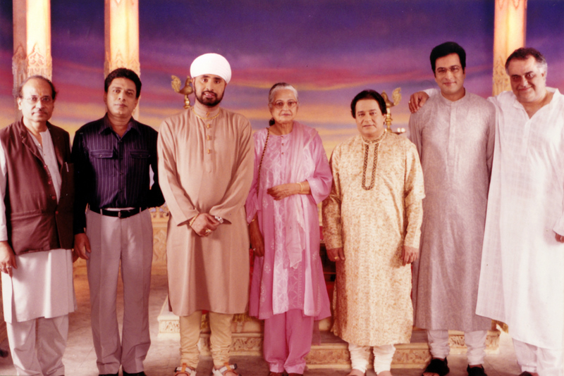 Josfi (in the black striped shirt) with the bhajan singer Anup Jalota (in the gold kurta) and fellow musicians, on a devotional recording set.